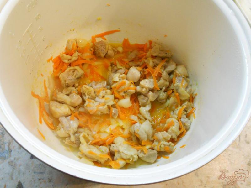 Фото приготовление рецепта: Макароны с курицей в мультиварке шаг №2