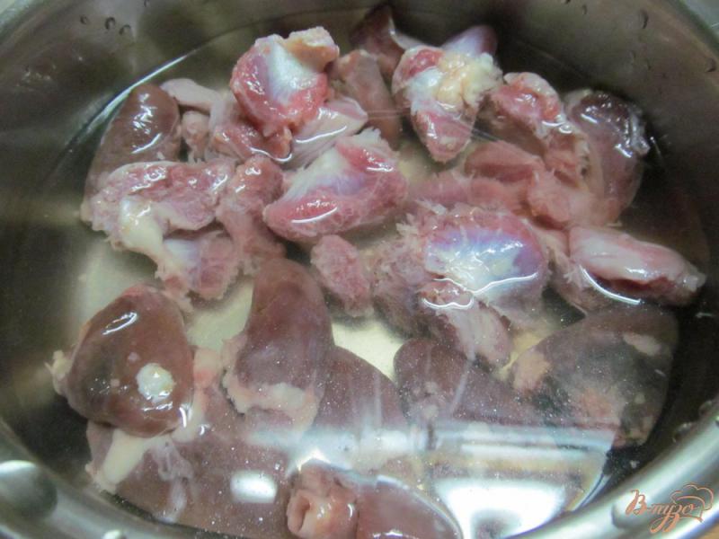 Фото приготовление рецепта: Тушеный картофель с куриными сердечками и желудочками шаг №1