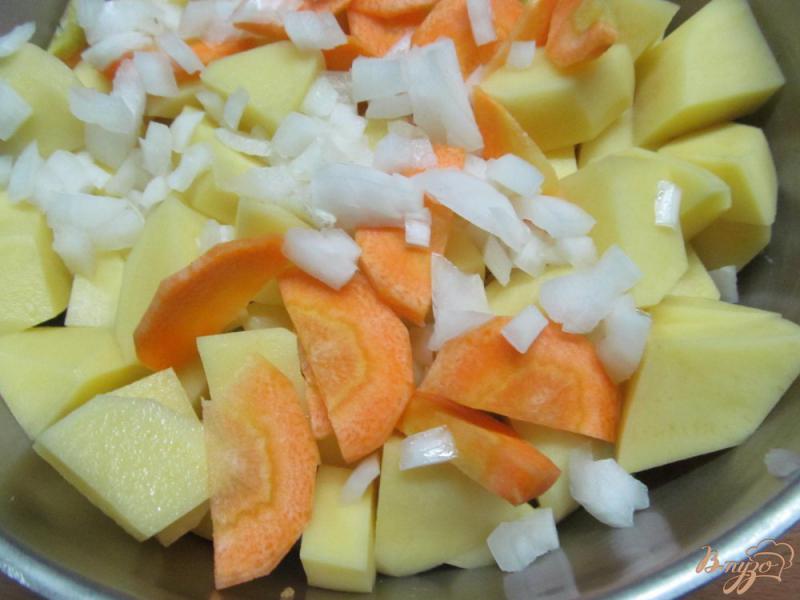 Фото приготовление рецепта: Тушеный картофель с куриными сердечками и желудочками шаг №2