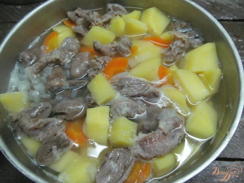 Фото приготовление рецепта: Тушеный картофель с куриными сердечками и желудочками шаг №3
