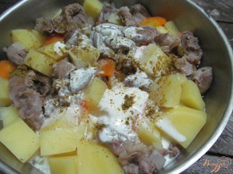 Фото приготовление рецепта: Тушеный картофель с куриными сердечками и желудочками шаг №4