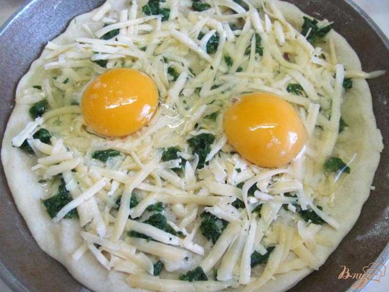 Фото приготовление рецепта: Пицца с яйцами на завтрак шаг №6