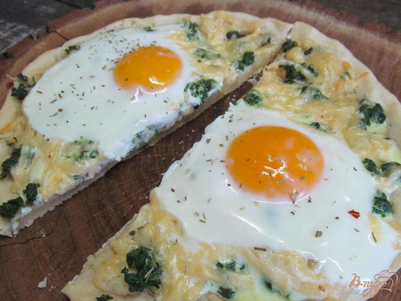 Фото приготовление рецепта: Пицца с яйцами на завтрак шаг №8