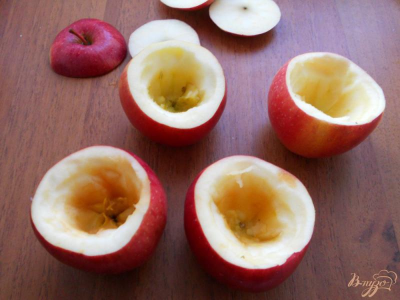 Фото приготовление рецепта: Яблоки печеные с творогом, черникой и медом шаг №2