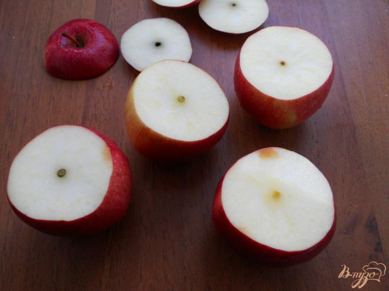 Фото приготовление рецепта: Яблоки печеные с творогом, черникой и медом шаг №1
