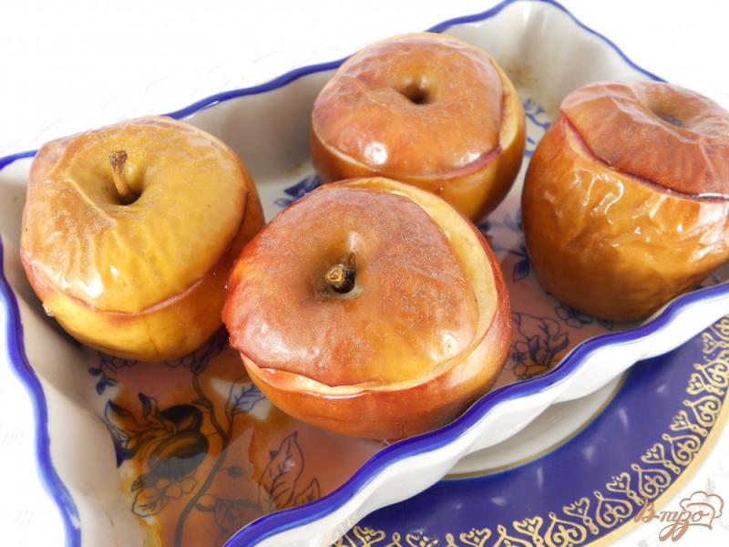 Фото приготовление рецепта: Яблоки печеные с творогом, черникой и медом шаг №6