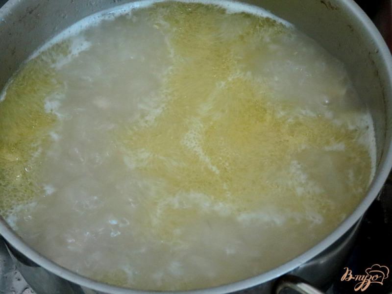 Фото приготовление рецепта: Щавелевый суп на курином бульоне, с перепелиными яйцами шаг №3