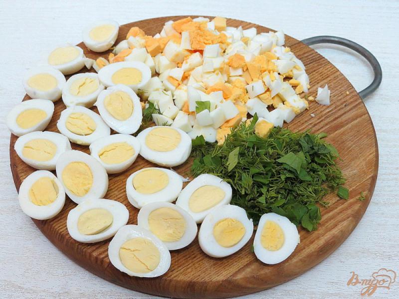 Фото приготовление рецепта: Щавелевый суп на курином бульоне, с перепелиными яйцами шаг №5