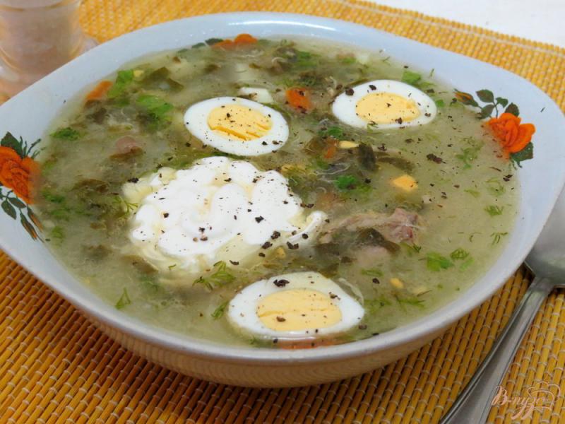Фото приготовление рецепта: Щавелевый суп на курином бульоне, с перепелиными яйцами шаг №6