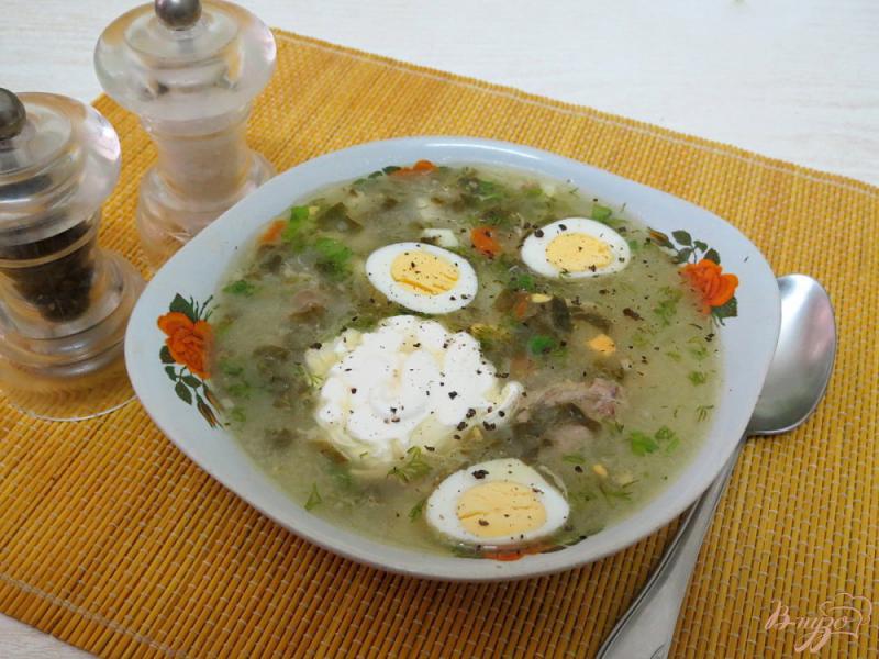 Фото приготовление рецепта: Щавелевый суп на курином бульоне, с перепелиными яйцами шаг №7