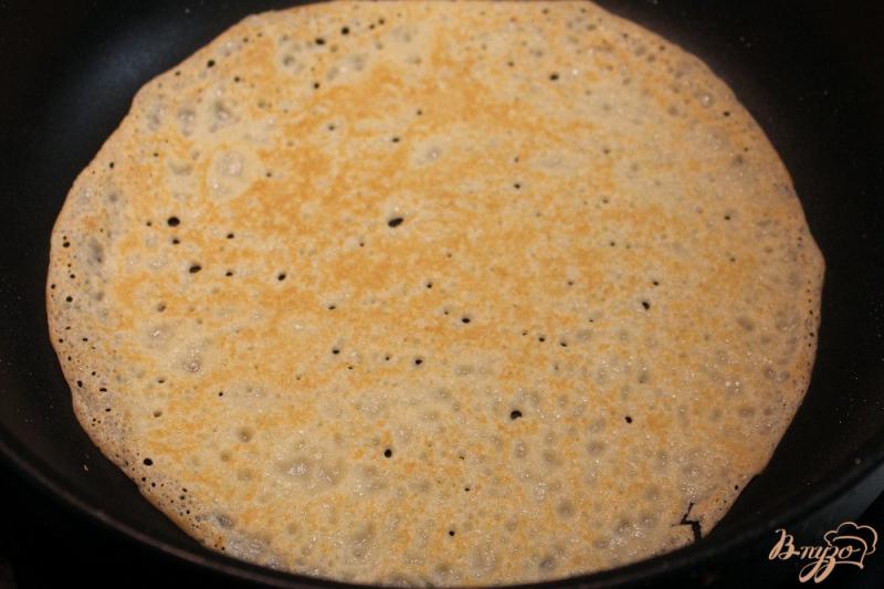 Фото приготовление рецепта: Блины с перцем кукурузой и сыром шаг №4