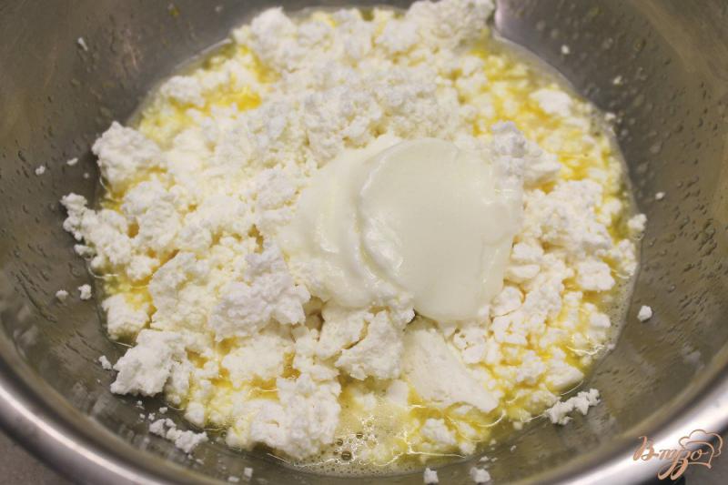 Фото приготовление рецепта: Творожные кексы с кусочками ананаса и ванилью шаг №2