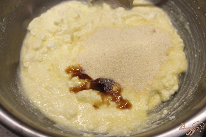 Фото приготовление рецепта: Творожные кексы с кусочками ананаса и ванилью шаг №3