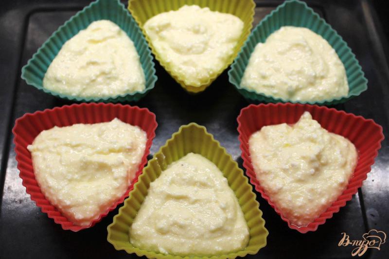 Фото приготовление рецепта: Творожные кексы с кусочками ананаса и ванилью шаг №4