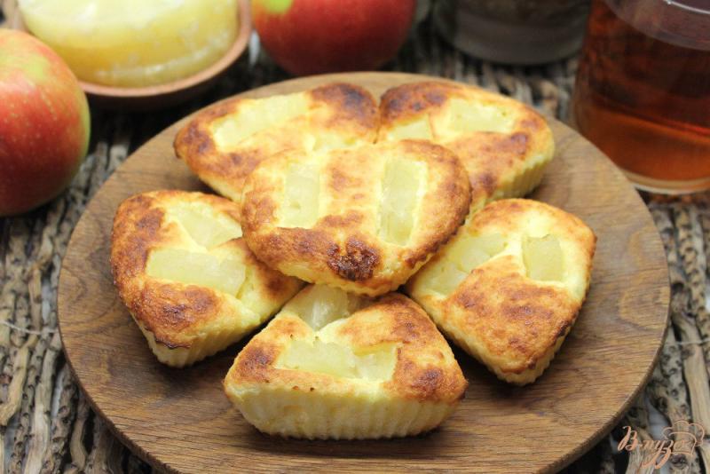 Фото приготовление рецепта: Творожные кексы с кусочками ананаса и ванилью шаг №6