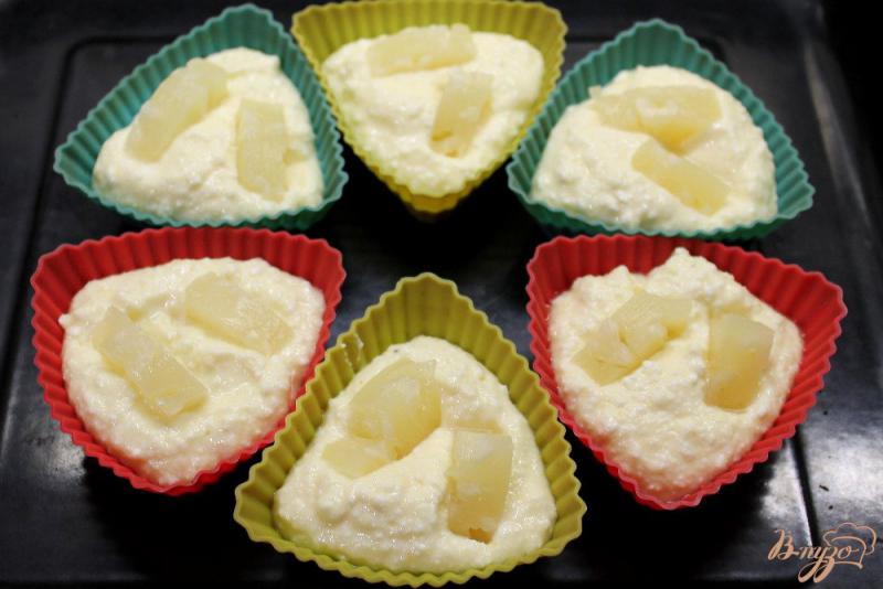 Фото приготовление рецепта: Творожные кексы с кусочками ананаса и ванилью шаг №5