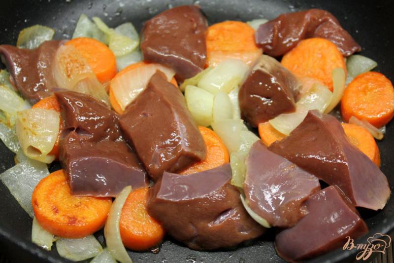 Фото приготовление рецепта: Печеночный паштет с овощами и семечками шаг №1