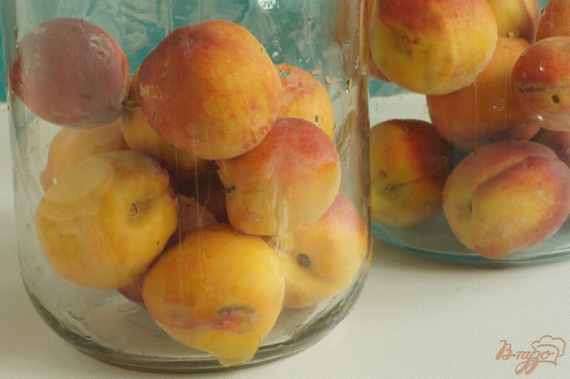 Фото приготовление рецепта: Компот из целых персиков шаг №2