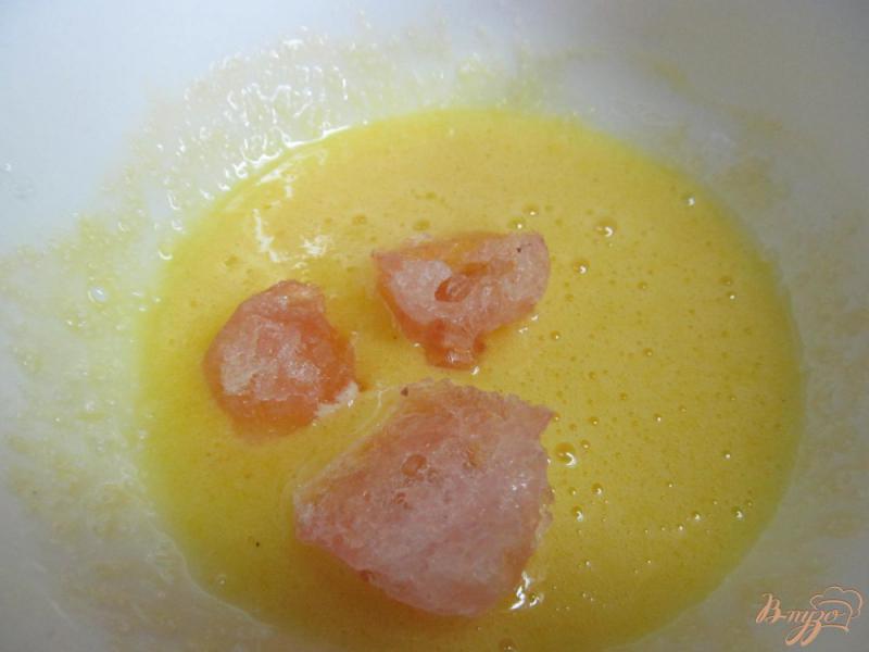 Фото приготовление рецепта: Ягодный сабайон с шампанским и соком лимона шаг №4