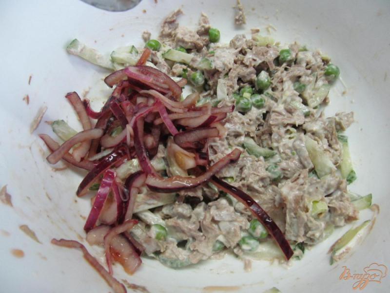 Фото приготовление рецепта: Салат из вареной свинины и маринованным луком шаг №4