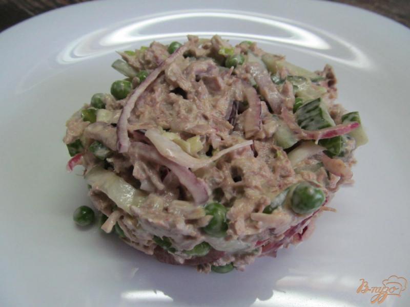 Фото приготовление рецепта: Салат из вареной свинины и маринованным луком шаг №5