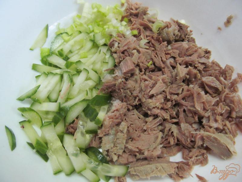 Фото приготовление рецепта: Салат из вареной свинины и маринованным луком шаг №2