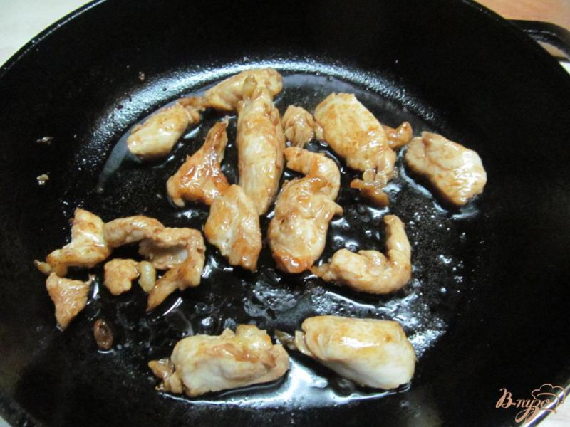 Фото приготовление рецепта: Орзо с курицей и грибами шаг №3