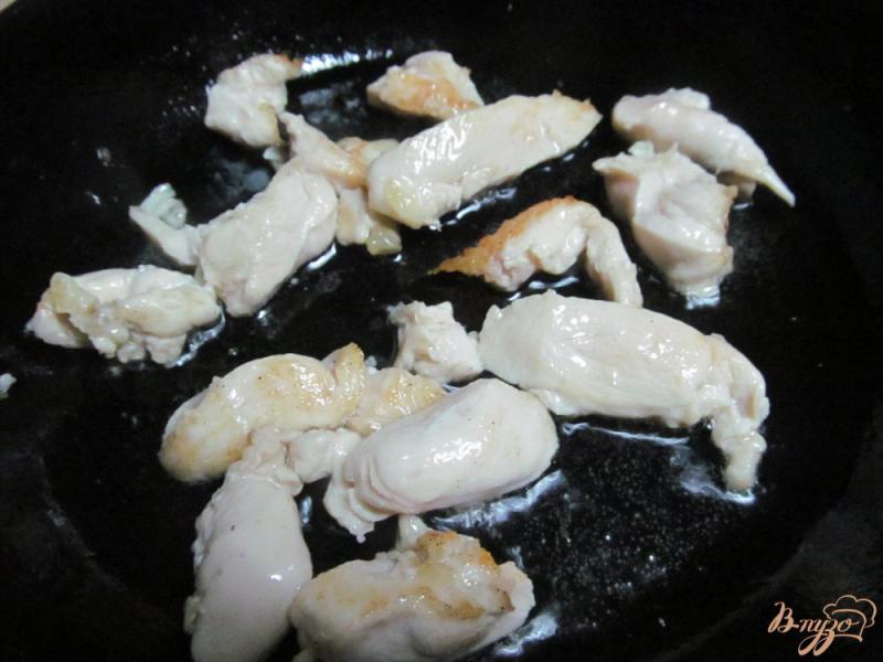Фото приготовление рецепта: Орзо с курицей и грибами шаг №2