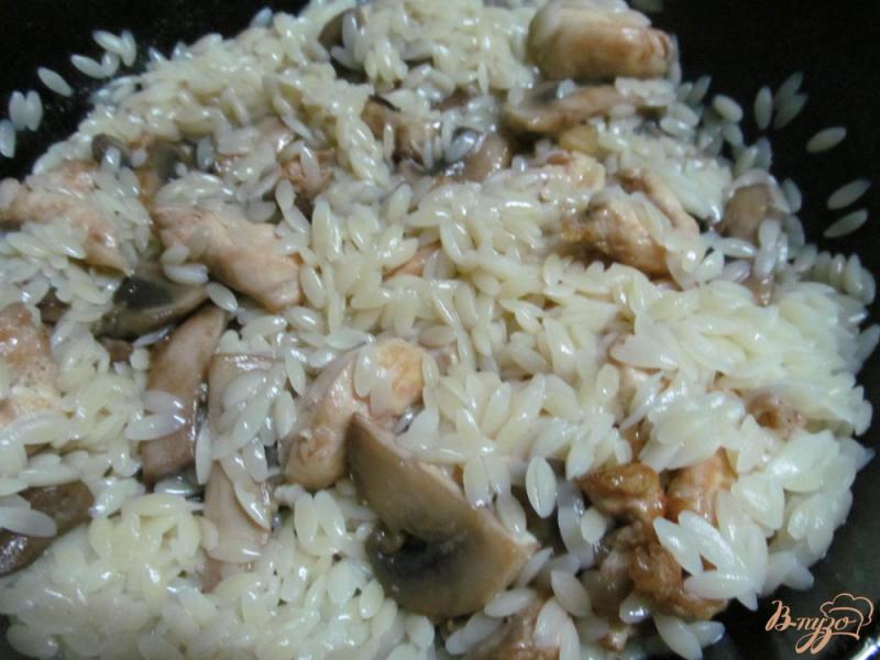 Фото приготовление рецепта: Орзо с курицей и грибами шаг №6