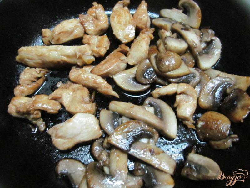 Фото приготовление рецепта: Орзо с курицей и грибами шаг №5