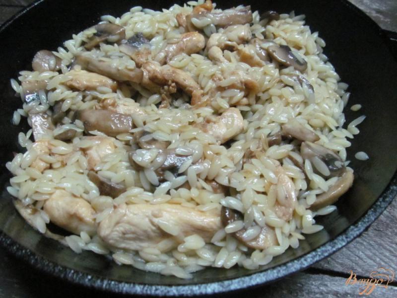 Фото приготовление рецепта: Орзо с курицей и грибами шаг №7