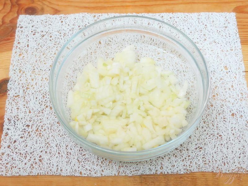 Фото приготовление рецепта: Луковый салат с яблоками шаг №2