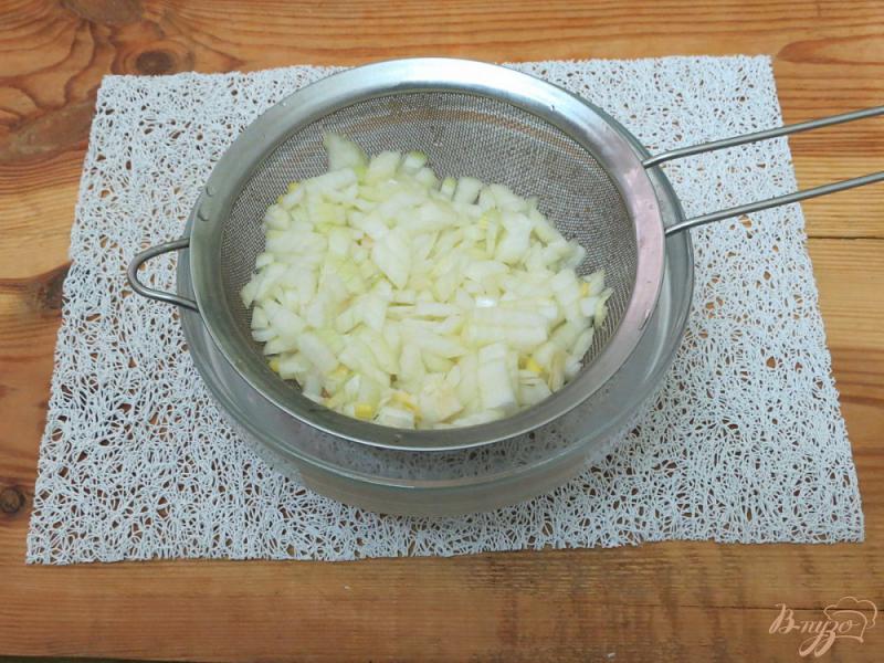 Фото приготовление рецепта: Луковый салат с яблоками шаг №3