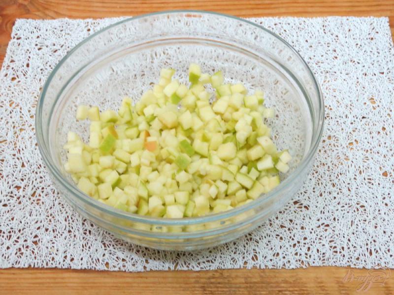 Фото приготовление рецепта: Луковый салат с яблоками шаг №4