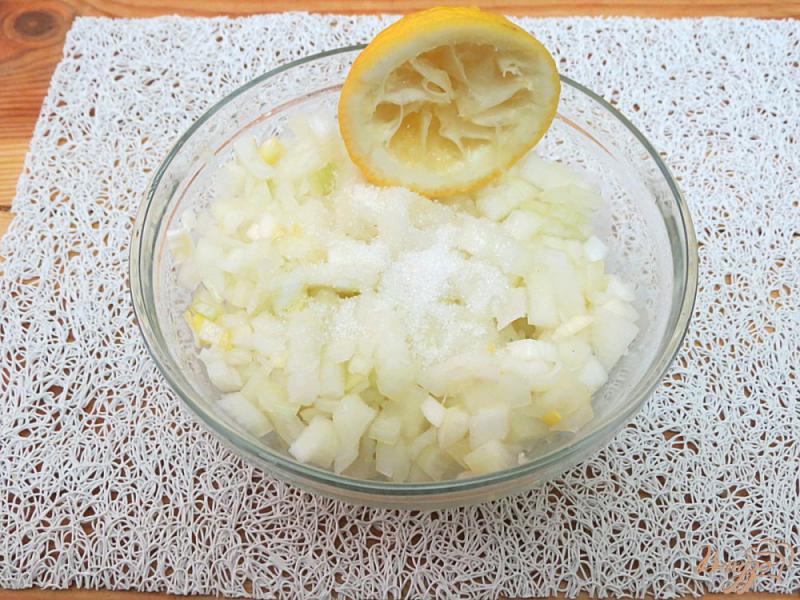Фото приготовление рецепта: Луковый салат с яблоками шаг №6