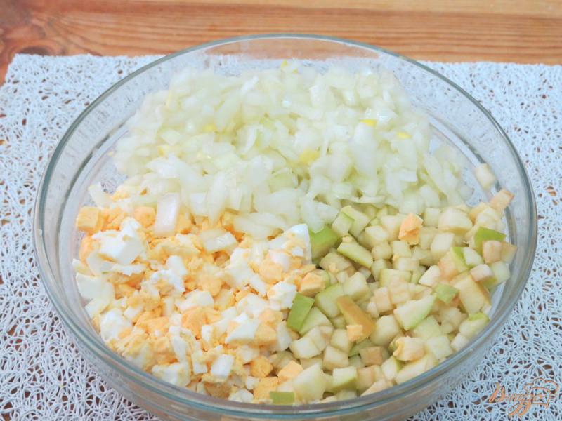 Фото приготовление рецепта: Луковый салат с яблоками шаг №8