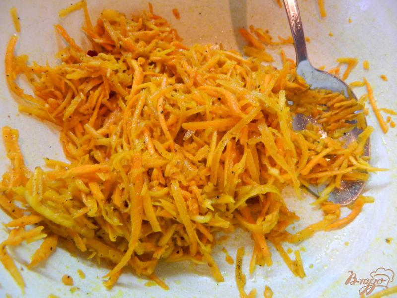 Фото приготовление рецепта: Салат из свеклы и моркови с орехами шаг №2