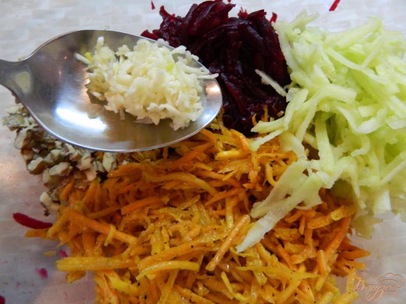 Фото приготовление рецепта: Салат из свеклы и моркови с орехами шаг №5