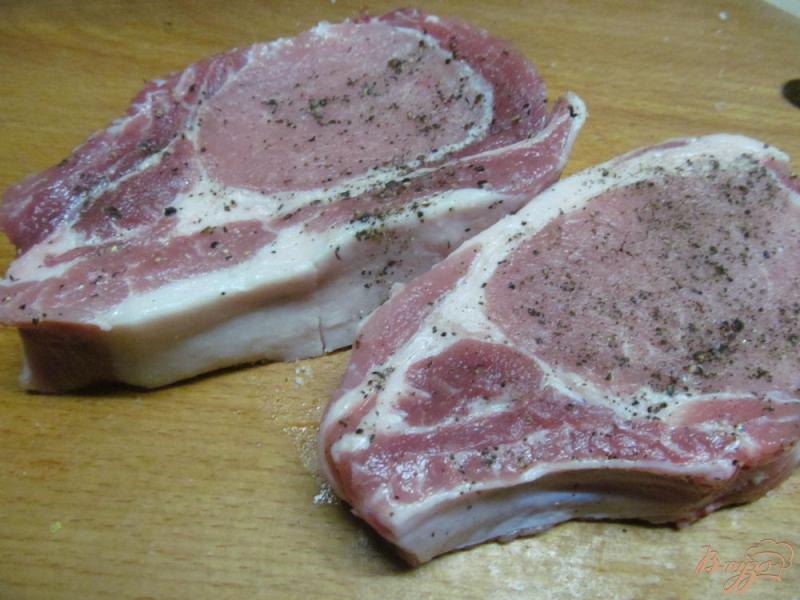 Фото приготовление рецепта: Свиные отбивные с конфи из красного лука шаг №2