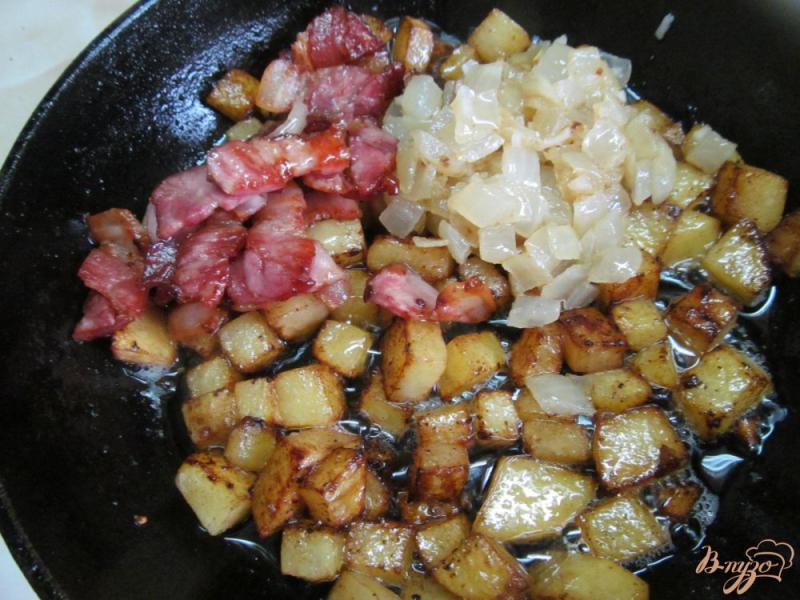 Фото приготовление рецепта: Омлет с хрустящим картофелем на беконе шаг №6