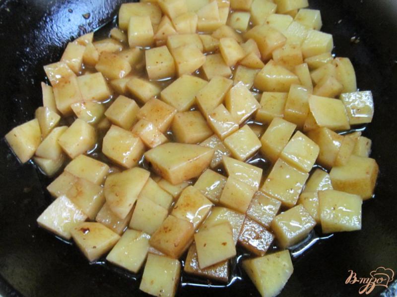 Фото приготовление рецепта: Омлет с хрустящим картофелем на беконе шаг №5
