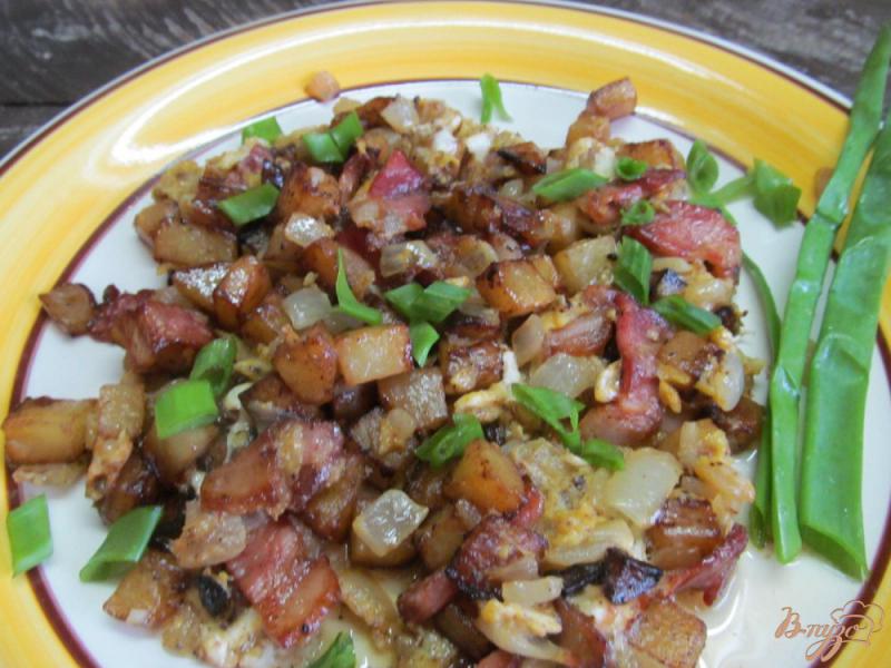 Фото приготовление рецепта: Омлет с хрустящим картофелем на беконе шаг №9
