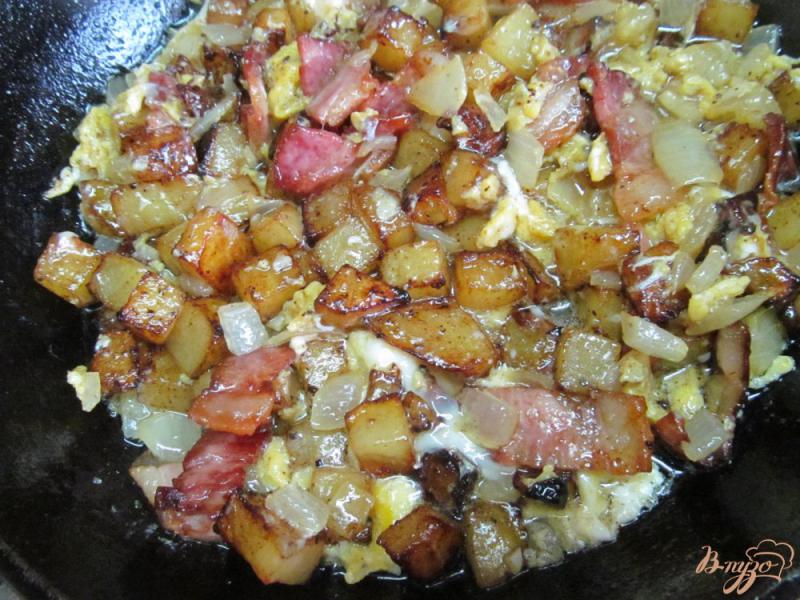 Фото приготовление рецепта: Омлет с хрустящим картофелем на беконе шаг №8