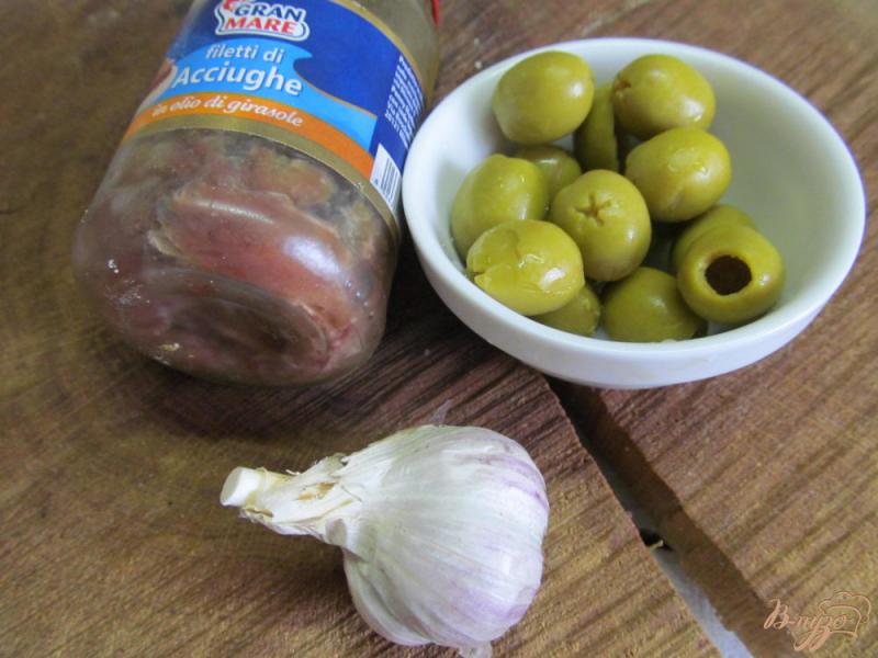 Фото приготовление рецепта: Тартинки с тапенадой и помидором шаг №1