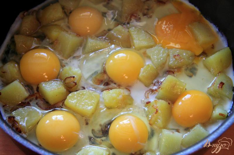 Фото приготовление рецепта: Отварной картофель с яйцами шаг №6