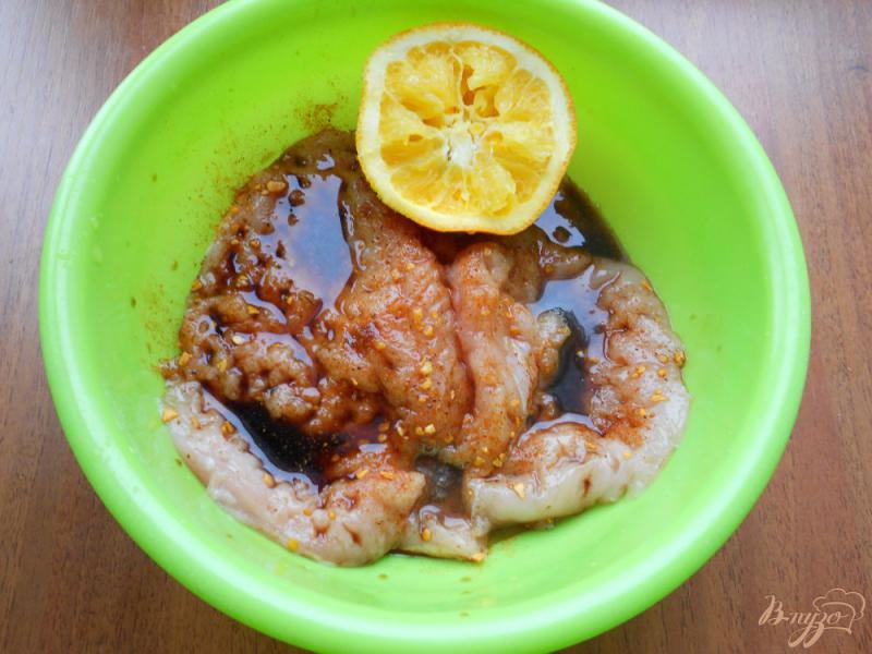 Фото приготовление рецепта: Куриные отбивные маринованные в соево-апельсиновом соусе шаг №2