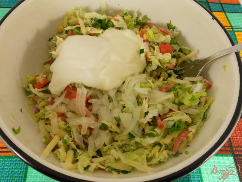 Фото приготовление рецепта: Салат из пекинской капусты с колбасой, помидорами и сыром шаг №4