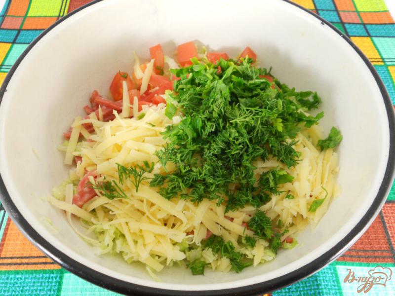 Фото приготовление рецепта: Салат из пекинской капусты с колбасой, помидорами и сыром шаг №3
