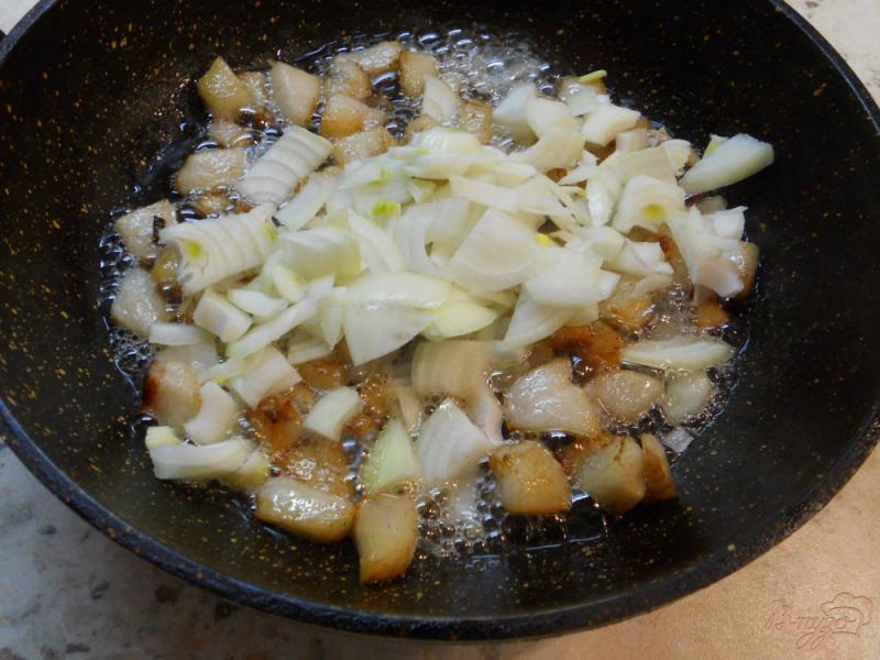 Фото приготовление рецепта: Отварной картофель с жареным салом и луком шаг №4