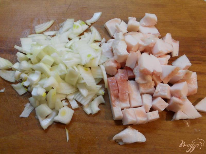 Фото приготовление рецепта: Отварной картофель с жареным салом и луком шаг №2